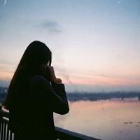 一边说“真理往往掌握