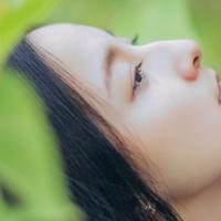 许你暮迟独远归. 谁，执我之手，敛我半