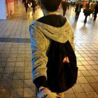 多少人生气不喜欢说话,难受一个人憋着 切着洋葱、拼命挤着那
