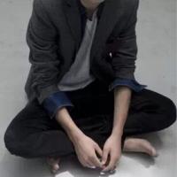 他那孤单的影子里，有