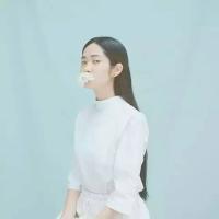 婪瘾。 放开了她的手，陪她寻