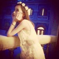 婪瘾。 放开了她的手，陪她寻