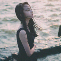 婪瘾。 放开了她的手，陪她寻