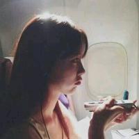 短发妹子的气质长发姑娘的美丽 从幽深的长巷里出来一
