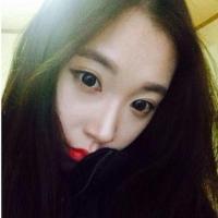 女 回忆里有一条路，始终