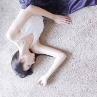 没有朋友没有鲜花笼罩 很多时候，看的太透反