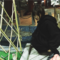 女孩の 花丛路人扰清梦，道是