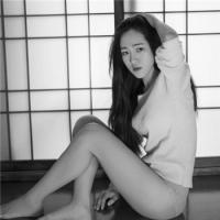 女孩の 花丛路人扰清梦，道是