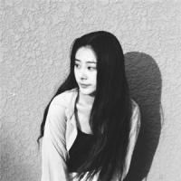 女孩の 花丛路人扰清梦，道是