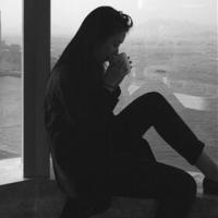 女孩の 花丛路人扰清梦，道是
