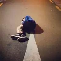 指尖轻触冰冷的灰白，