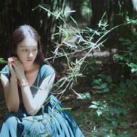 反正他都不难受 站在槐树下，槐花的香