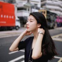 反正他都不难受 站在槐树下，槐花的香