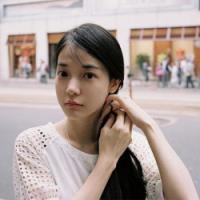 反正他都不难受 站在槐树下，槐花的香
