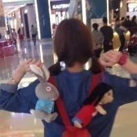 站起来，擦干汗水。走