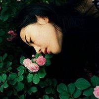 现在你的眼眸在为谁而发光 女生不会很主动，除非