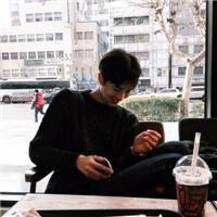 茶余半杯早已渐冷皱起眉头共你喝下 风很清澈，从头到脚都