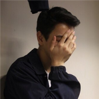 我和你吻别 头只能低一次 不回来
