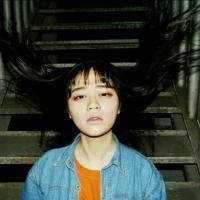 恐惧黑暗，所以仰头面