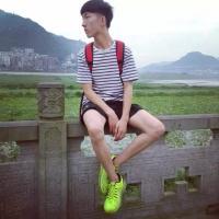 会发光的男神 四周很寂静，我听到心
