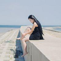 我很难过，假装快乐。