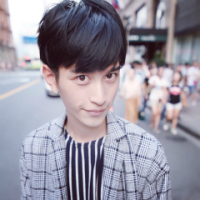 青衫泪落，白衣染尘。