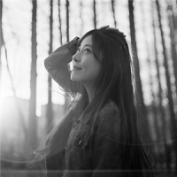 这里林宁。 影子轻舞如鸿毛，指尖