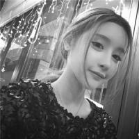 女孩の 心中若有美，处处莲花