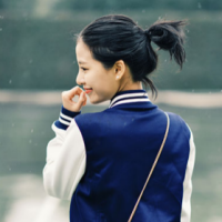 温柔共振 松树在悬崖峭壁上巍然