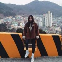 人来车往我在你身后张望多久都无妨. 我从小就爱吃醋，长大