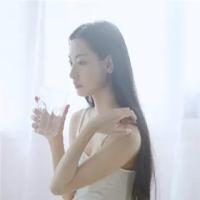 依灯半言 . 今天天气很好，在房间