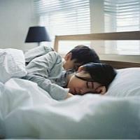 猫七：留在我身边 远近我都接受 我想与你相拥 却无奈