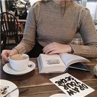 睁眼时他在认真的吻我