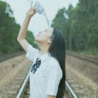 你像冷风像烈酒能让我哭的像条狗. 少年不努力，老大徒伤