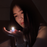 当寒夜降临 风呼啸耳旁 你在深巷里 痴等着 用我的年轻去拼搏出我