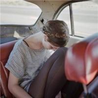 你看前面分道扬镳的那两个人像极了我和你 讲真，我心情不好的时