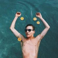 你看前面分道扬镳的那两个人像极了我和你 长不过执念，短不过善