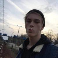 你看前面分道扬镳的那两个人像极了我和你 长不过执念，短不过善