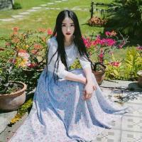 长裙染了泥巴 斑斑泞泞的血腥味 我爱你是最老套的情话