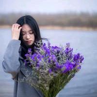何必赠我一朵枯萎的花 你笑得那么好看，为什