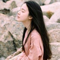 实习生：无人与我把酒分无人告我夜已深 ◆′手机播放着音乐，