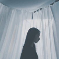 蹙眉 只是女人容易一往情深