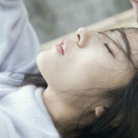 老巷人来人往我依旧跌跌撞撞 无缘无故的矛盾，是你