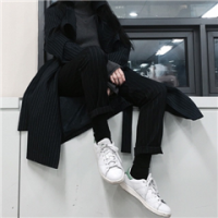 王 你坐在这里，是在等待