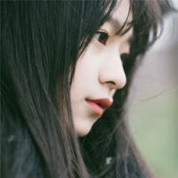 王 你坐在这里，是在等待