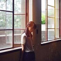 长直发的她 我不要像玻璃一样脆弱
