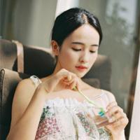 红衣佳人白衣友 无论你爱不爱了，我都