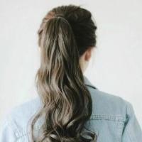 Hair Style* 马尾 一個秂，怕孤單。 兩