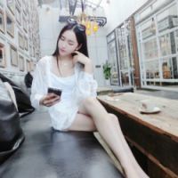 一个人走在路上,风有