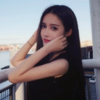 一个人走在路上,风有